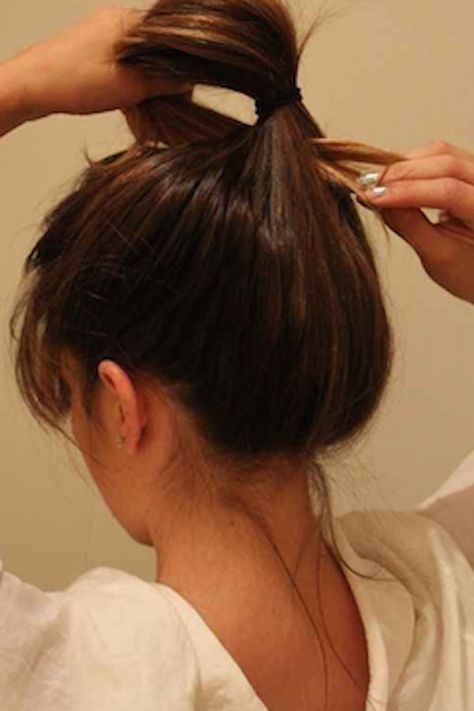 15 Sekunden Messy Bun Anleitung Schritt 1 Messy Bun Anleitung, Perfect Messy Bun, Messy Bun Hairstyles, Penteado Cabelo Curto, Grunge Hair, Messy Hairstyles, Messy Bun, Ponytail Hairstyles, Diy Hairstyles