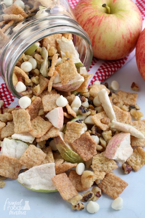 Whip up this fall inspired Easy Apple Pie Trail Mix in just minutes with only 4 simple ingredients. Trail Mix Snack, Trail Mix Recipe, Healthy Trail Mix, Apple Basket, Trail Mix Recipes, Homemade Trail Mix, Snack Mixes, Easy Apple Pie, Chex Mix Recipes