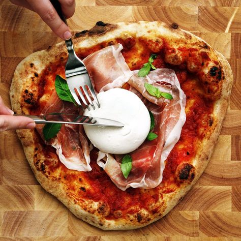 Pizza With Burrata Cheese, Burrata Pizza Recipe, Pizza With Burrata, Pizza Burrata, Burrata Pizza, Burrata Recipe, Burger Sandwich, Pasta Restaurants, Prosciutto Pizza