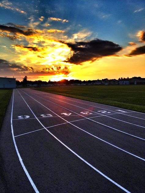 Track And Field Sports, Marathon Training Schedule, Running Pictures, Running Playlist, Track Quotes, Track Runners, Running Photography, Athletics Track, Track Pictures