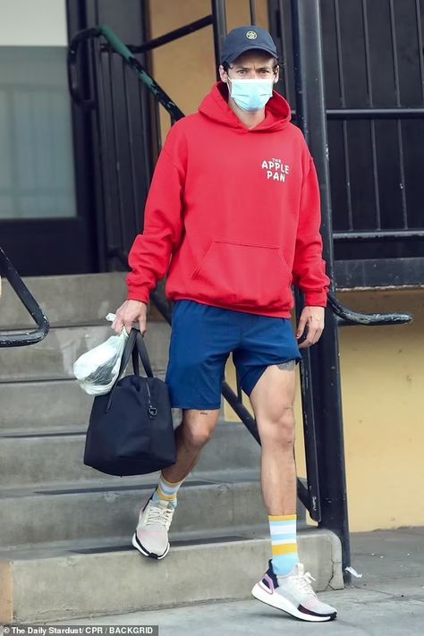 Harry Styles Street Style, Harry Styles Looks, Perfect Handwriting, Harry Styles Outfit, Muscular Legs, Running Workout, Mon Cheri, Harry Edward Styles, Edward Styles