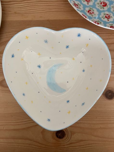 Moon And Stars Pottery Painting, Pottery Painting Ideas Moon And Stars, Pottery Painting Celestial, Stars Pottery Painting, Easy Pottery Painting Designs, Pottery Painting Ideas Stars, Pottery Painting Ideas Aesthetic Easy, Moon Ceramic Ideas, Space Pottery Painting