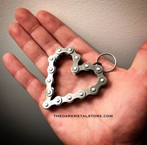 Bike Chain Heart, Steampunk Mixed Media Art, Welding Ideas, Bicycle Decor, Horseshoe Crafts, Welding Art Projects, Dark Metal, Fun Crafts To Do, Bicycle Chain