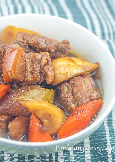 Liempo Estofado is a sweet stew composed of pork belly (liempo), saba banana, and carrots. The components are cooked in mixture of soy sauce, vinegar, and sugar. Estofado Recipe, Saba Banana, Panlasang Pinoy Recipe, Philippine Cuisine, Philippines Recipes, Philippines Food, Pork Belly Recipes, Filipino Dishes, Pinoy Food