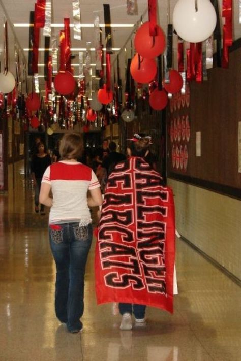 That's school spirit. (WB - can we hang things from the ceiling in the Commons area?): Homecoming Hallways, Locker Room Decorations, School Hallway Decorations, Hallway Decorations, Pep Club, Rally Idea, Homecoming Decorations, Homecoming Spirit Week, School Spirit Week