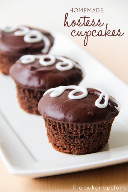 Homemade hostess cupcakes from The Baker Upstairs. These cupcakes are so beautiful and delicious, and taste even better than the real thing! http://www.thebakerupstairs.com Hostess Recipes, Staple Meals, Hostess Cupcakes, Homemade Cupcakes, Gourmet Cupcakes, Köstliche Desserts, Eat Dessert First, Dessert Cupcakes, Copycat Recipe