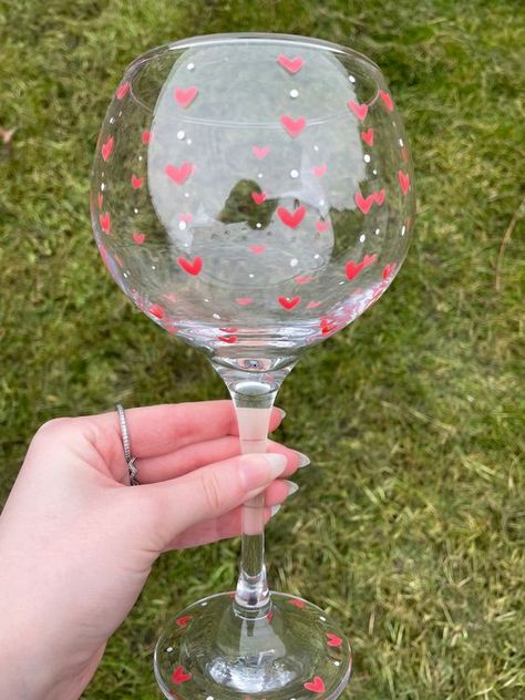 Heart Glass Painting, Cute Painted Glasses, Hand Painted Gin Glasses, Wine Glass Painting Ideas Valentines Day, Glasses Painting Designs, Cute Wine Glass Designs, Painting Ideas On Wine Glasses, Painting Ideas Wine Glasses, Valentines Wine Glass Painting