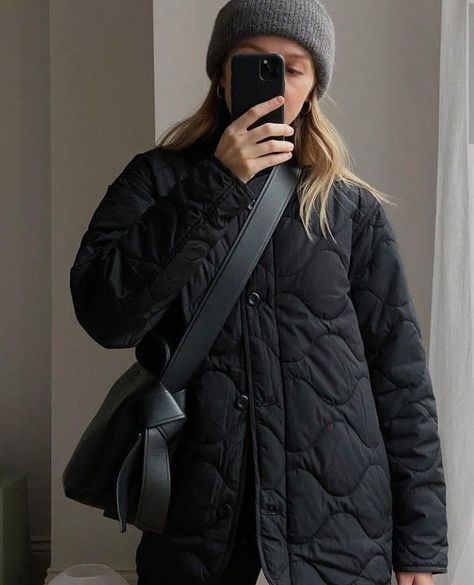 Quilted Jacket Outfit, Brittany Bathgate, Black Quilted Jacket, Quilted Puffer Jacket, Jacket For Women, Padded Coat, 가을 패션, Jeans Boyfriend, Mode Inspiration