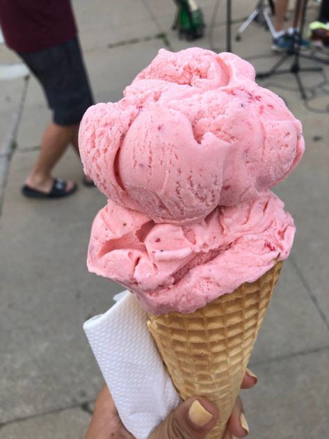 Ice Cream Waffle Cone, Ice Cream Pink, Yummy Ice Cream, Pink Foods, Ice Cream Cup, God Mat, Waffle Cones, Strawberry Ice Cream, Ice Cream Shop