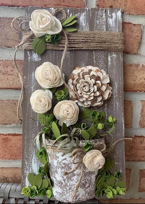 Spring Diy Crafts Decor, Burlap Crafts Rustic, Wood Flower Crafts, Farmhouse Crafts, Deco Nature, Shelves Diy, Home Decor On A Budget, Bedroom Crafts, Burlap Crafts