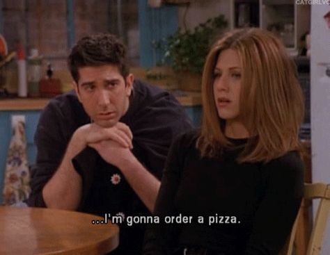 When Ross and Rachel got hungry in the middle of their break-up. | The 27 Most Iconic "Friends" Scenes, According To Tumblr Series Quotes, Friend Jokes, Friends Scenes, Pizza Shirt, Ross Geller, Septième Art, Friends Moments, I Love Cinema, Friends Series