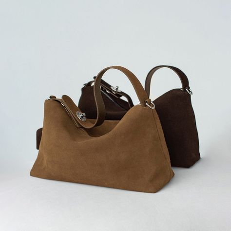 W30cm, H19cm, D10cm Cow Suede Fabric Lining Come with a removable shoulder straps Suede Shoulder Bag, Classic Purse, Suede Purse, Leather Shoulder Bags, Suede Bag, Suede Handbags, Fancy Bags, Suede Fabric, Minimal Design