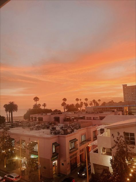 Santa Monica Neighborhood, Santa Monica Apartment Aesthetic, California Apartment Aesthetic, Santa Monica Aesthetic, Monica Aesthetic, Santa Monica House, Santa Monica Houses, Santa Monica Apartment, Aesthetic Buildings