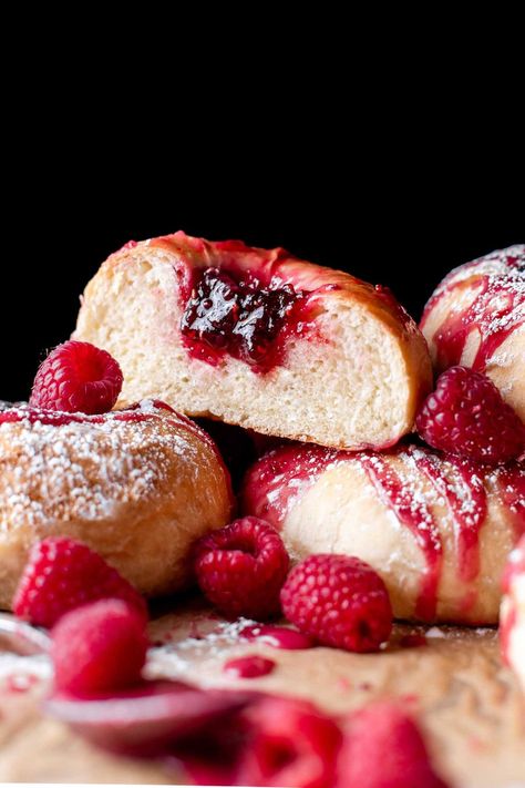 Baked Raspberry Donuts - Eats Delightful Raspberry Donut, Blackberry Cupcakes, Cinnamon Monkey Bread, Yeast Dough Recipe, Cinnamon Roll Cheesecake, Yeast Donuts, Chocolate Raspberry Cake, Filled Donuts, Baking Classes