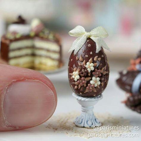 Tiny chocolate easter egg Easter Minis, Luxurious Chocolate, Miniature Chocolate, Miniature Easter, Miniatures Diy, Food Artists, Mini Treats, Tiny Treats, Diy Doll Miniatures