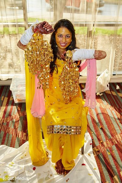 Indian bride showing her jewelry at haldi ceremony http://www.maharaniweddings.com/gallery/photo/114111 Chooda Ceremony Outfit, Bangle Ceremony Outfit For Bride, Bride Kalere, Wedding Kalire, Kaleera Designs, Kalire Bridal, Chooda Designs, Kalire Designs, Bangle Ceremony