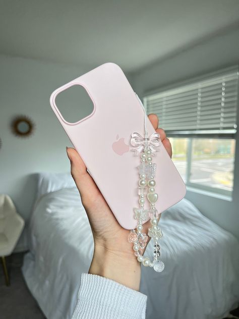 Phone With Charms, Phone Strap Aesthetic, Cute Iphone Accessories, Phone Charm Aesthetic, Phone Charms Aesthetic, Phone Case Charms, Cute Phone Charms, Kawaii Phone Charm, Bows And Pearls