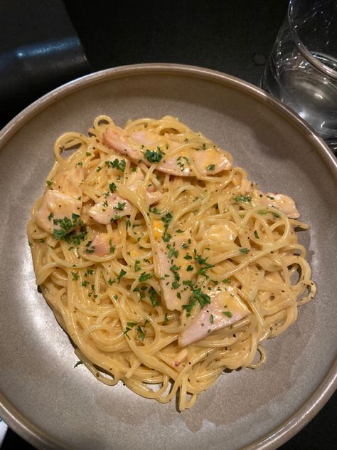 food pasta yum spaghetti fettuccine carbonara cream chicken aesthatic Spaghetti Fettuccine, Fettuccine Carbonara, Cream Chicken, Food Pasta, Cream Of Chicken, Pasta Recipes, Spaghetti, Pasta, Chicken