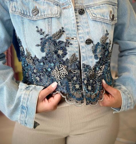 Embellished Cardigan Diy, Embellished Denim Jacket Diy, Diy Jeans Jacket, Jean Jacket Diy, Denim Jeans Ideas, Denim Diy Clothes, Upcycled Denim Jacket, Diy Denim Jacket, Shabby Chic Clothes