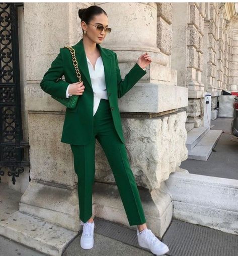 Work outfits for spring Workplace Clothing, Summer Office Attire, Outfit Elegantes, Spring Work Outfits, Green Suit, Summer Work Outfits, Minimal Outfit, Stylish Work Outfits, Bride Clothes