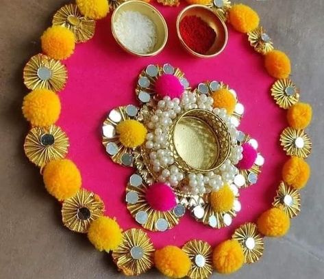 Haldi Thali Decoration Ideas At Home, Thal Decoration Ideas, Aarti Thali Decoration Ideas For Wedding, Aarthi Plates Decoration, Aarti Thali Decoration Ideas For Ganpati, Haldi Thali Decoration Ideas, Haldi Plate Decoration Ideas, Puja Thali Decoration Ideas, Aarti Thali Decoration Ideas