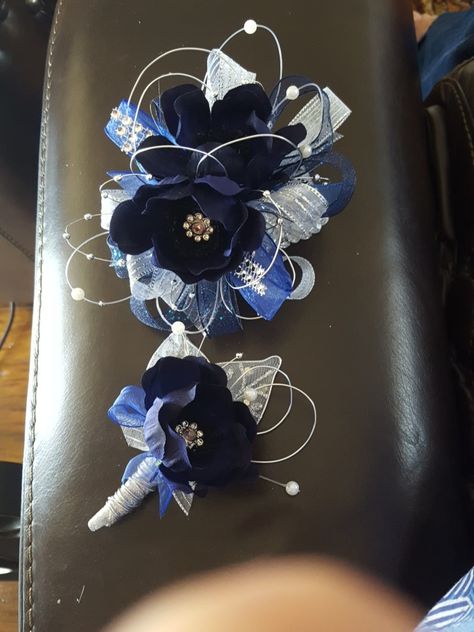 Blue And Silver Flower Bouquet, Blue And Silver Boutonniere, Dark Blue Corsage And Boutonniere, Blue And Silver Corsage, Dark Blue Corsage, Royal Blue Corsage And Boutonniere, Svadbene Dekoracije, Royal Blue Corsage, Gold Corsage Prom