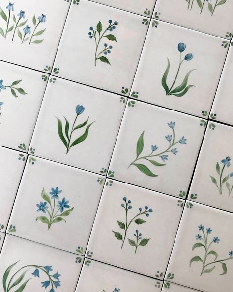 🌸6 of our favourite floral tile projects! Swipe to see them all and tell me your favourite :) It’s no surprise that floral designs are what we paint the most on our custom kitchen tiles - there’s an old-world, vintage charm to handpainted floral tiles, and whenever I picture a kitchen with pretty floral tiles, I imagine a warm, cosy home where memories are made over lovingly cooked food! Here are some of my favourite floral tile projects - ranging from monochromatic browns and blues to paste... Kitchen With Colourful Tiles, Diy Tile Kitchen Backsplash, Flower Shower Tile, Pastel Tiles Kitchen, Mediterranean Backsplash Tile, Kitchen Patterned Tiles, Tile In Kitchen Wall, Hand Painted Subway Tile, Pretty Tile Backsplash Kitchen