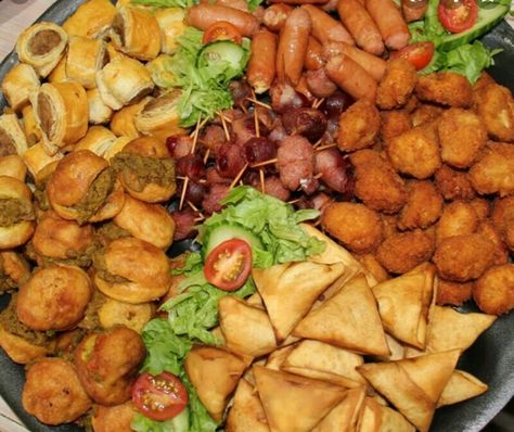 Buffet Starter Ideas, Bbq Platter Ideas Parties Food, Platter Ideas Savoury, Savoury Platters Finger Foods, Hot Food Platters, Savoury Platter Ideas Finger Foods, Savory Platter Ideas, Meat Platter Ideas Finger Foods, Savoury Platter Ideas