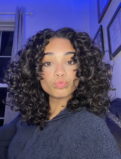 Short Wavy Haircuts With Curtain Bangs, Perm Round Face, Short Curly Hair Face Framing Layers, 3a3b Curly Hair Short, Natural Wavy Hairstyles Short, Short Super Curly Hair, Round Shape Curly Haircut, Face Framing Curls Naturally Curly, Short Curly Hair On Plus Size Women