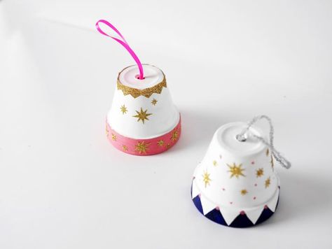 DIY CLAY POT CHRISTMAS BELL ORNAMENT Easy Christmas Ornaments, Painted Clay Pots, Homemade Ornaments, Noel Diy, Christmas Clay, Clay Pot Crafts, Do It Yourself Crafts, Christmas Bell, Bell Ornaments