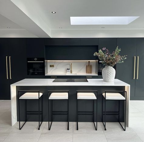 Black Kitchen Decor, Desain Pantry, Open Plan Kitchen Living Room, Modern Kitchen Interiors, Kitchen Dining Living, Kitchen Interior Design Modern, House Design Kitchen, Luxury Kitchen Design, Furniture Couch