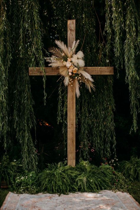 Wooden Cross Wedding Alter Outdoor Ceremony, Rustic Cross Wedding Alter, Cross Wedding Alter Flowers, Cross Wedding Arch Ideas, Cross Wedding Arch Flower, Boho Christian Wedding Decor, Diy Cross For Wedding Ceremony, Cross Arbor Wedding Fall, Boho Wedding Cross Decor