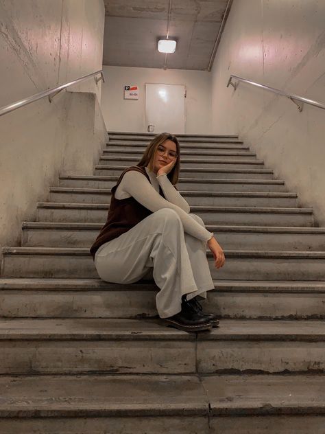 Picture Poses Stairs, Stairs Foto Ideas, Sitting In Stairs Pose, Model Stairs Photoshoot, Stair Selfie Ideas, Poses For Stairs Photoshoot, Pictures By Stairs, Pose On The Stairs, Poses For Pictures Instagram Stairs