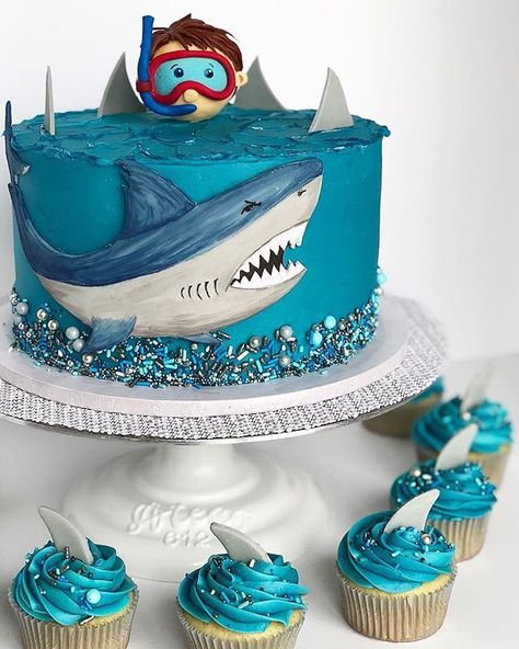 Shark buttercream cake Shark Birthday Cake, Shark Snacks, Creeper Cake, Birthday Cake Images, Shark Cupcakes, Rodjendanske Torte, Shark Birthday Cakes, Shark Themed Birthday Party, Shark Cake