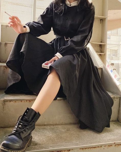 Acedamia Aesthetic Outfits, Dark Witch Aesthetic Outfit, Dark Acedamia Outfit Ideas, Witchy Librarian, Gothic Academia Fashion, Witchy Academia Outfit, Goth Academia Fashion, Acedamia Outfits, Librarian Aesthetic