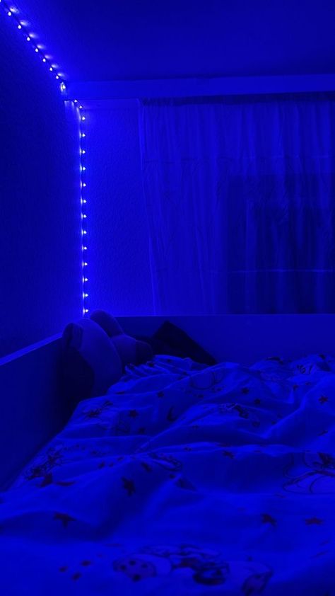 Good Night Room Snapchat, Nighttime Aesthetic Bedroom, Blue Led Room, Dark Blue Room Ideas, Blue Night Aesthetic, Vibey Room, Bedroom Ideas For Small Rooms Cozy, Ideas Habitaciones, Flexible Led Light