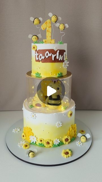 CUSTOMISED CAKES ARTIST|PUNE |SHITAL MATRE on Instagram: "💫A PuneCakeArtist ❤️ - Yet again Beautiful Honey Bee theme cake for Taarini's first Birthday 🎂  Are you looking for customised cakes in pune?  📌Order at +91- 8553557777  📌 Delivery in Pune 📌Pre order customised cake   ✨We Century Delight specialised in Customised Designer Cakes☺️  📍In frame -  2.5 kg Honey Bee 🐝 theme cake  Flavour - Yummiest Kulfi Falooda flavour   Follow @century_delight for more such cakes.  #centurydelight #cake #cakes #cakecakecake #cakecakecakes #cakelove #cakedesign #cakedesigner #cakedecorator #designercakes #themedcakes #caketutorial  #cakeoftheday #dessertoftheday  #homemadecake #homebaker #homebakerpune #homebakerpcmc #punebakers #instacakes #cakesofinstagram #bakersofinstagram #explorepage #explor Honey Bee Cake Design, Honey Bee Theme Cake, Bee Theme Cake, Kulfi Falooda, Honey Bee Cake, Bee Birthday Cake, Honey Bee Theme, Customised Cakes, Bee Cakes