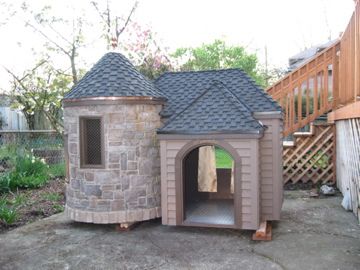 dog house Fancy Dog Houses, Dog Mansion, Luxury Dog House, Luxury Dog Kennels, Build A Dog House, Outdoor Dog House, Dog House Plans, Outside Dogs, Cool Dog Houses