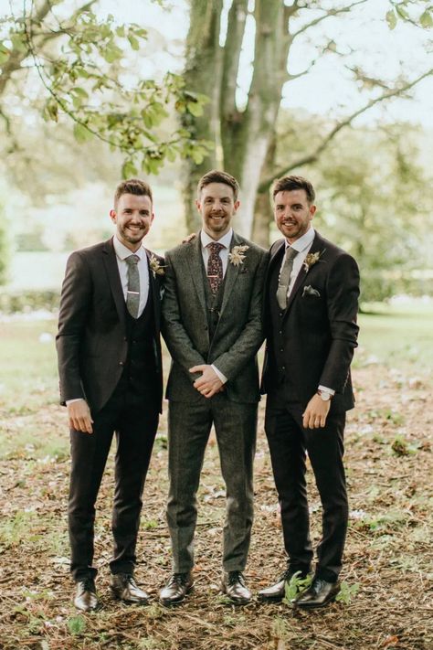 35 Real Grooms who Looked Incredible On Their Wedding Day Vintage Groomsmen Attire, Fall Wedding Groomsmen, Tweed Groom, Fall Wedding Suits, Fall Groom, Grooms And Groomsmen, Style For Winter, Green Wedding Suit, Groom And Groomsmen Suits