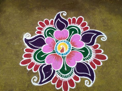 Rongila Design, Muggu Designs With Colours, Latest Sankranti Muggulu, Rangoli Muggulu Designs, Ragoli Color Design 2023, Free Hand Rangoli Designs With Colours, Flower Rangoli Designs Simple, Mugullu Rangoli Designs, Paint Rangoli