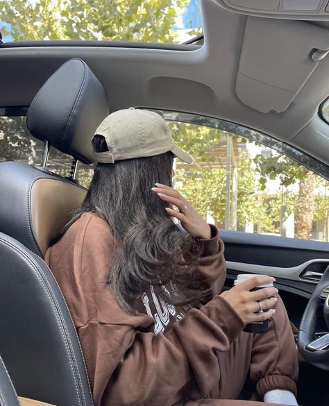 Inside Car Photoshoot Instagram, Inside Car Pictures, Inside Car Photoshoot, Girl Wearing Cap, Wattpad Vibes, Grad Picture Ideas, Brunette Aesthetic, Car Hat, Car Poses