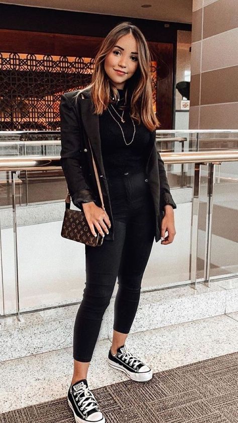 Cute All Black Outfits, All Black Outfit For Work, Thanksgiving Outfit Ideas, Chique Outfit, Thanksgiving Outfits, Elegante Casual, White Converse, Stylish Work Outfits, Casual Chic Outfit