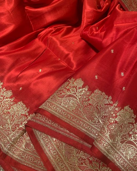 The tomato red and gold #vintagebanarasi Golden Red Lehenga, Dupatta Bridal, Saree Pattern, Red Dupatta, Heavy Dupatta, Golden Embroidery, Fancy Sarees Party Wear, Golden Red, Red Lehenga