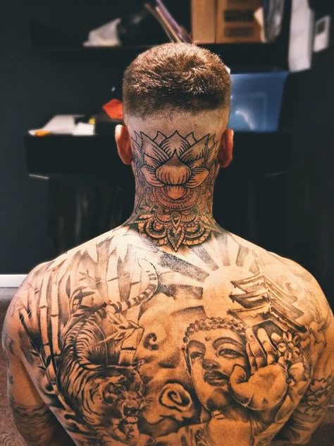 Mandala Tattoo Mann, Mandala Tattoo Neck, Tattoos Buddha, Back Of Neck Tattoo Men, Mandala Tattoo Men, Full Neck Tattoos, Herren Hand Tattoos, Best Neck Tattoos, Cool Back Tattoos