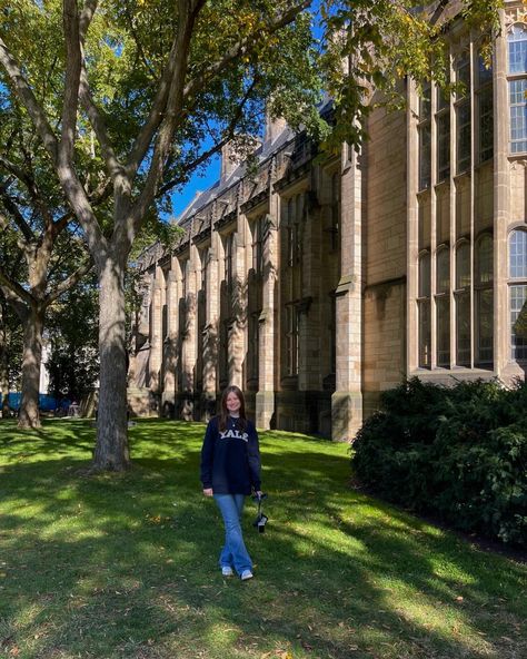 Yale Outfit Aesthetic, Yale Outfits, Yale Student Aesthetic, Yale University Clothes, Yale Campus Aesthetic, Yale Acceptance, Yale Campus, Yale Hoodie Aesthetic, College Tour Outfit