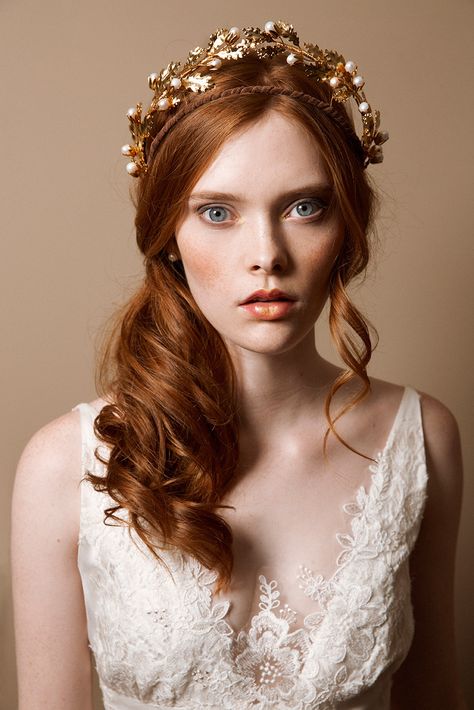 Love how beautiful this gorgeous tiara against her red hair! Crown Braid Updo, Dunner Wordend Haar, Goddess Crown, Hairstyle Youtube, 사진 촬영 포즈, Classic Hairstyles, Bridal Crown, Wedding Crown