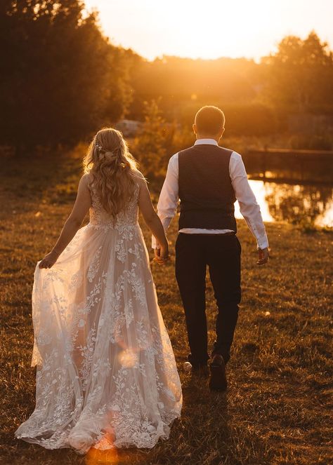 Golden hour wedding photography of the bride and groom walking together Wedding Photo Ideas Sunset, Golden Hour Wedding Photography, Golden Hour Wedding Ceremony, Sunset Wedding Photos Golden Hour, Golden Hour Wedding Photos, Boho Wedding Photos, Sis Photo, Wedding Photography Shot List, Backyard Wedding Photography