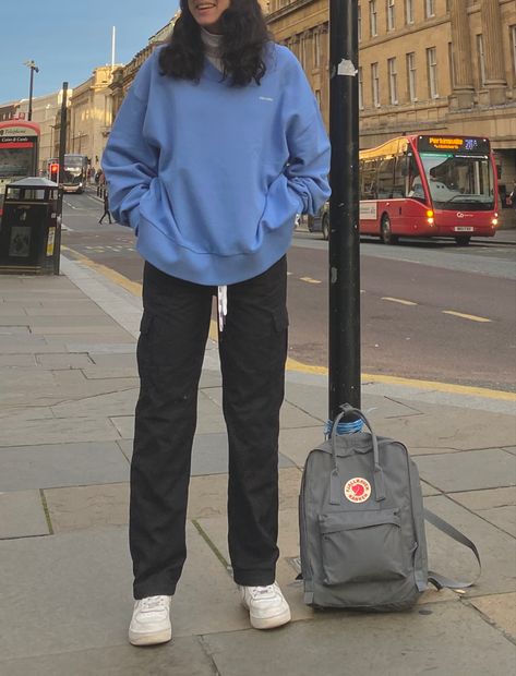 Fjallraven Kanken Outfit, Street Style Backpack, Study Outfit, Backpack Outfit, Academia Outfits, College Fits, Grey Outfit, Fjallraven Kanken, Fjallraven Kanken Backpack