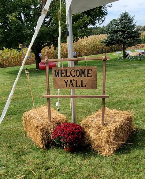 Texas Hoedown Party, Diy Country Party Decorations, Western Rodeo Party Theme, Western Themed Homecoming, Western Decor Party Ideas, Western Style Party Decorations, Hoedown Theme Party, Western Themed Decorations, Square Dance Decorations