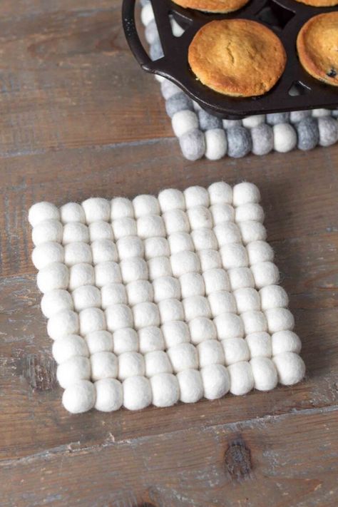 DIY Wool Felt Ball Trivets Felted Ball Trivet, Felt Ball Coasters Diy, Diy Trivet, Hot Pads Diy, Felt Ball Coasters, Trivets Diy, Diy Wool Felt, Felt Wool Ball, Diy Wool